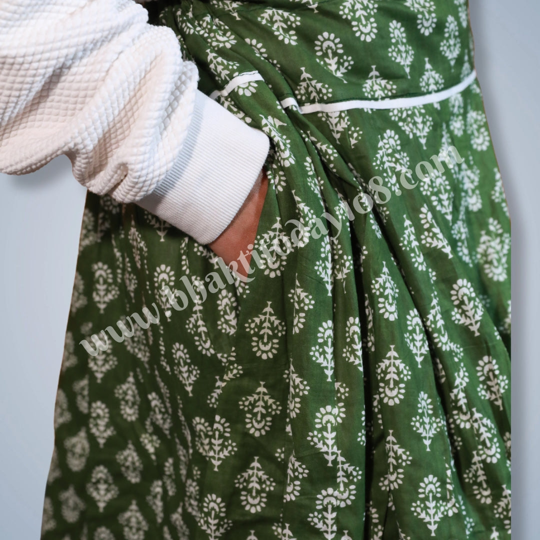 Classic green Gopi skirt in pure cotton fabric with decorative lace border – ideal for devotees and daily puja.