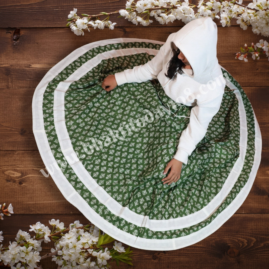 Classic green Gopi skirt in pure cotton fabric with decorative lace border – ideal for devotees and daily puja.