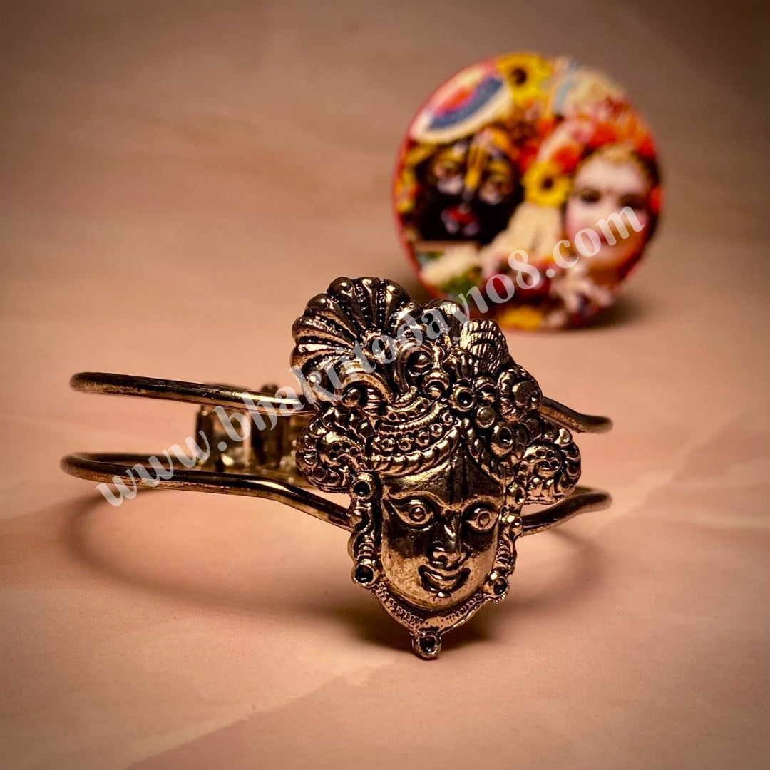 Bracelet featuring Lord Krishna’s face – spiritual jewelry symbolizing divine love, protection, and devotion, suitable for daily wear or gifting.