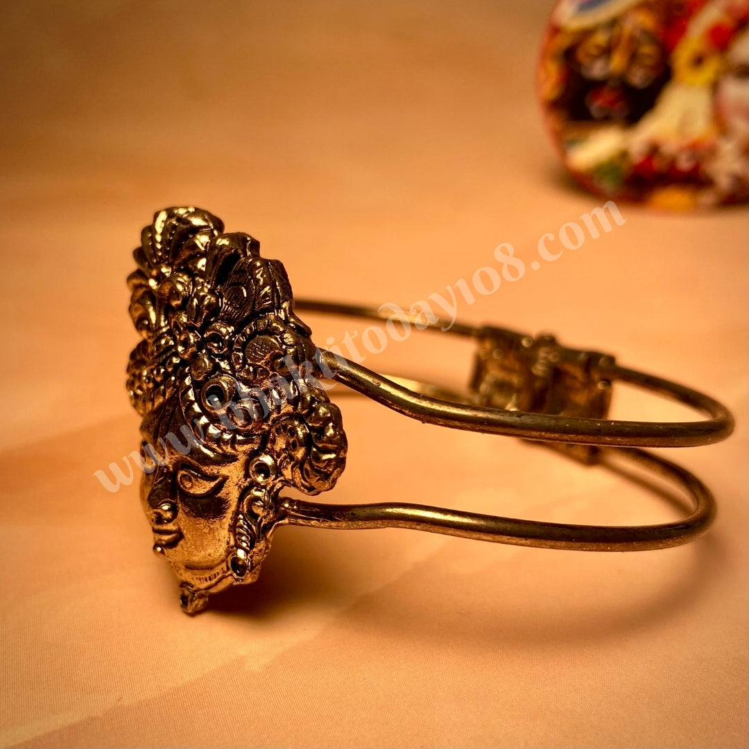 Bracelet featuring Lord Krishna’s face – spiritual jewelry symbolizing divine love, protection, and devotion, suitable for daily wear or gifting.
