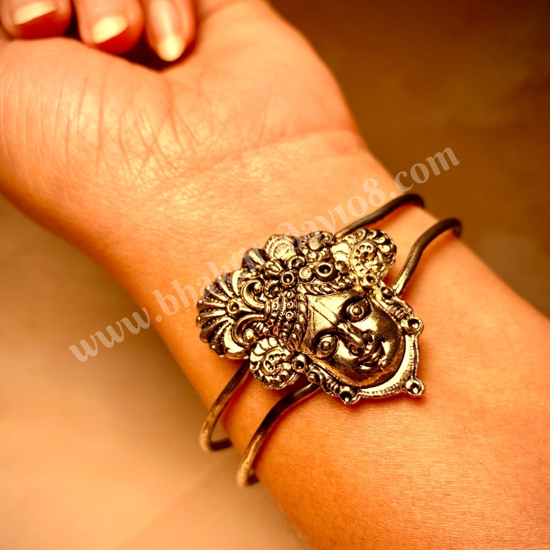 Bracelet featuring Lord Krishna’s face – spiritual jewelry symbolizing divine love, protection, and devotion, suitable for daily wear or gifting.