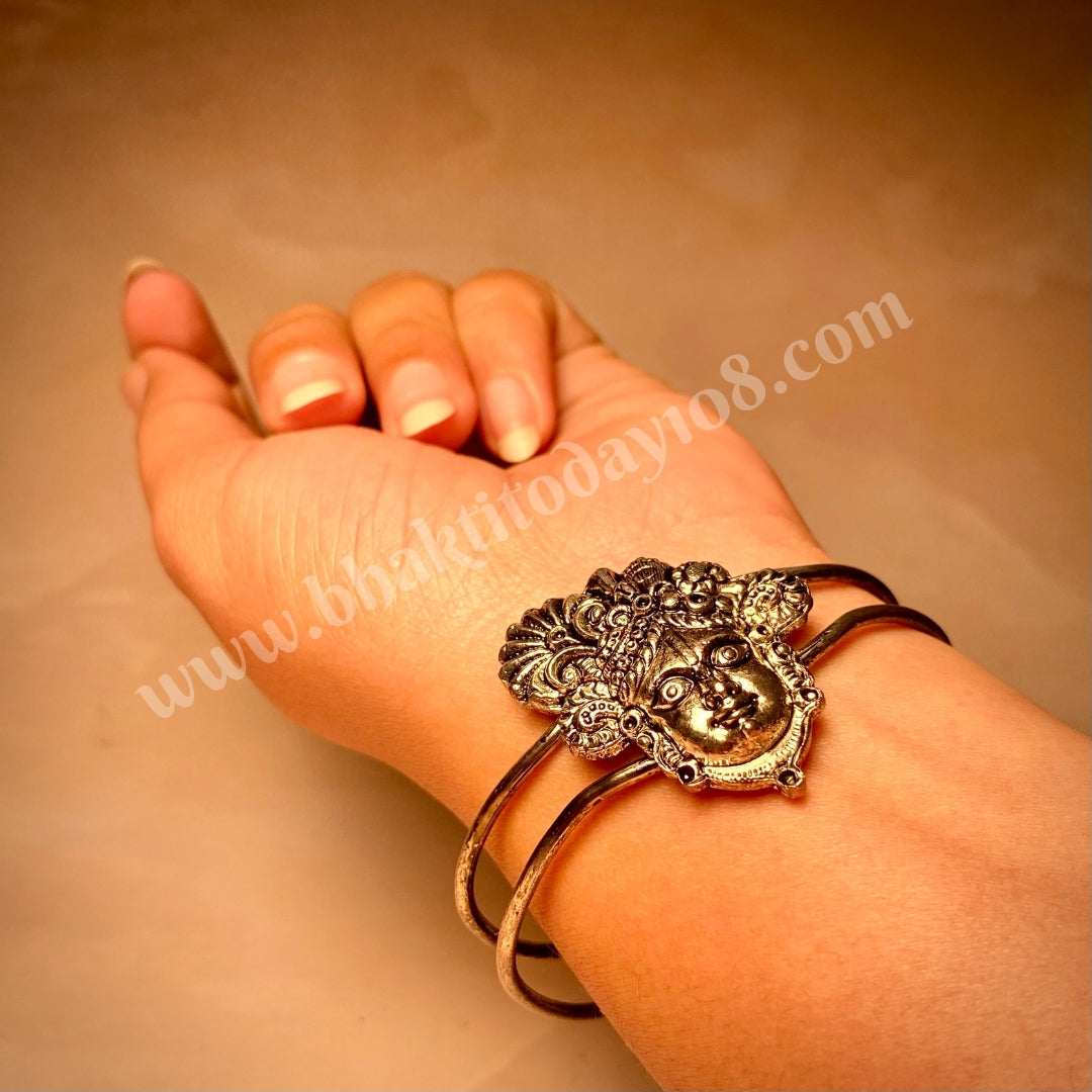 Bracelet featuring Lord Krishna’s face – spiritual jewelry symbolizing divine love, protection, and devotion, suitable for daily wear or gifting.