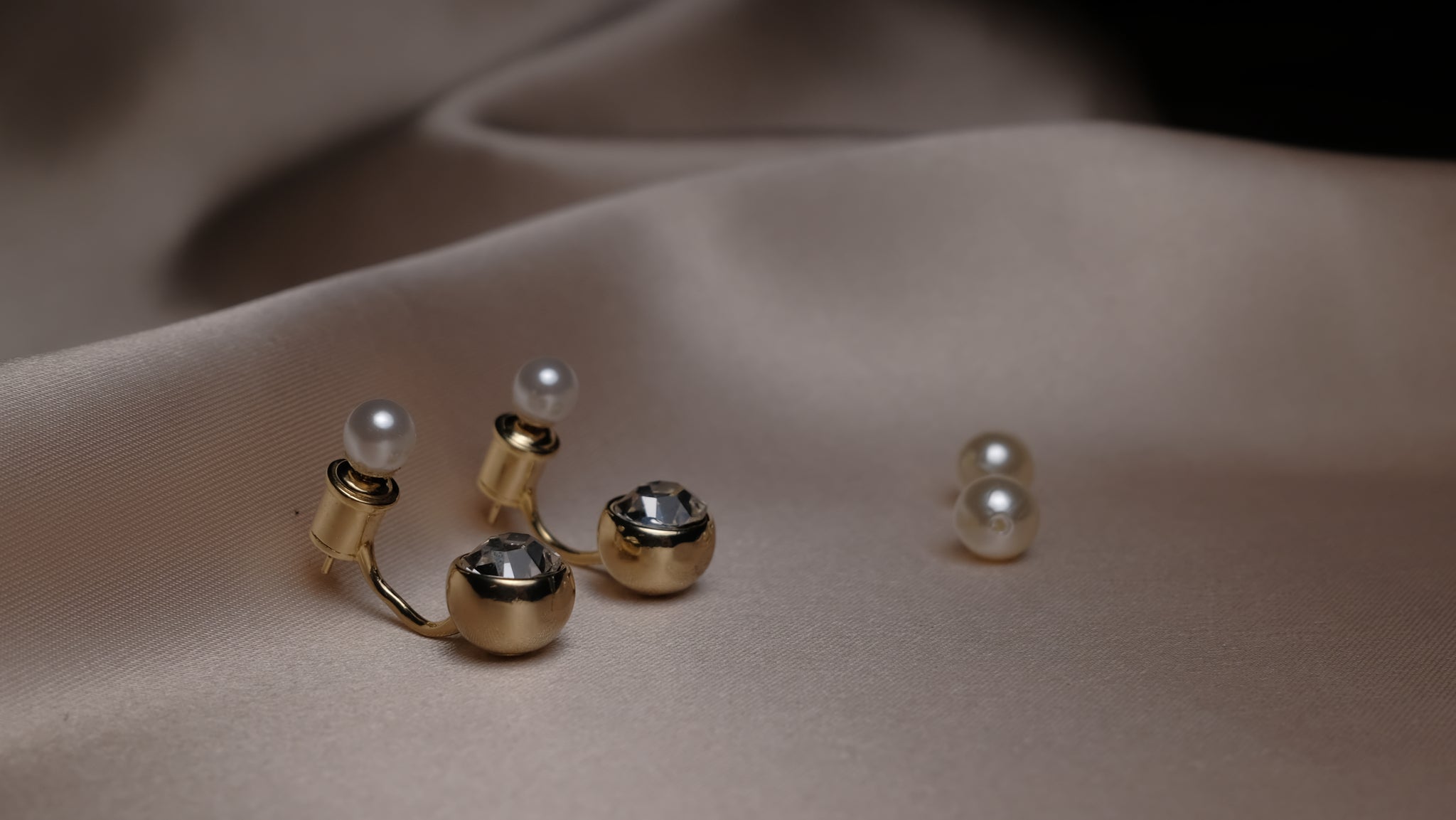 Pearl & Stone silver earrings featuring a harmonious blend of lustrous pearls and sparkling stones set in polished silver, offering a refined and elegant look.