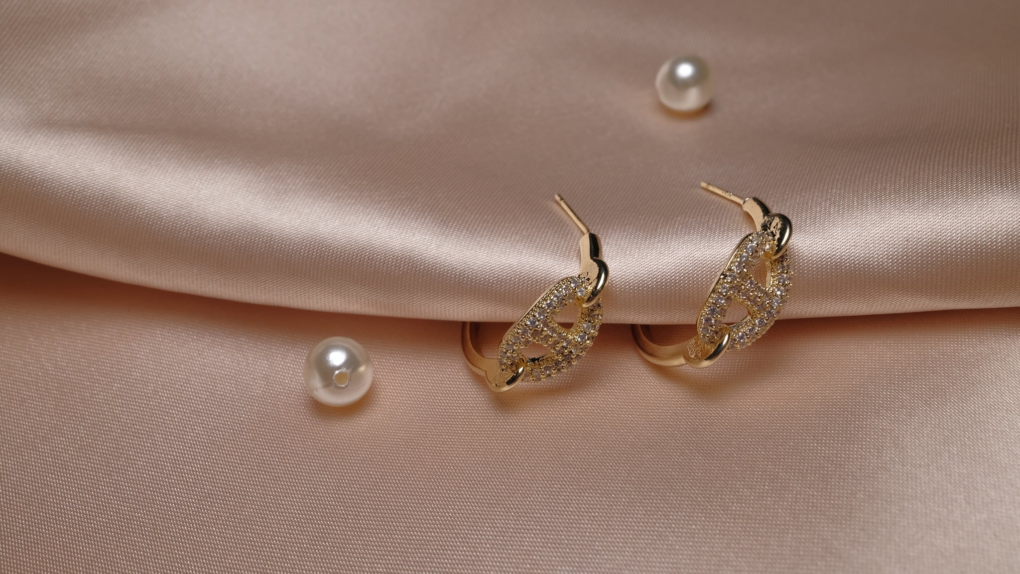 Gold-plated link earrings featuring a sleek, interlocking chain design with a polished finish, offering a bold and modern statement look.