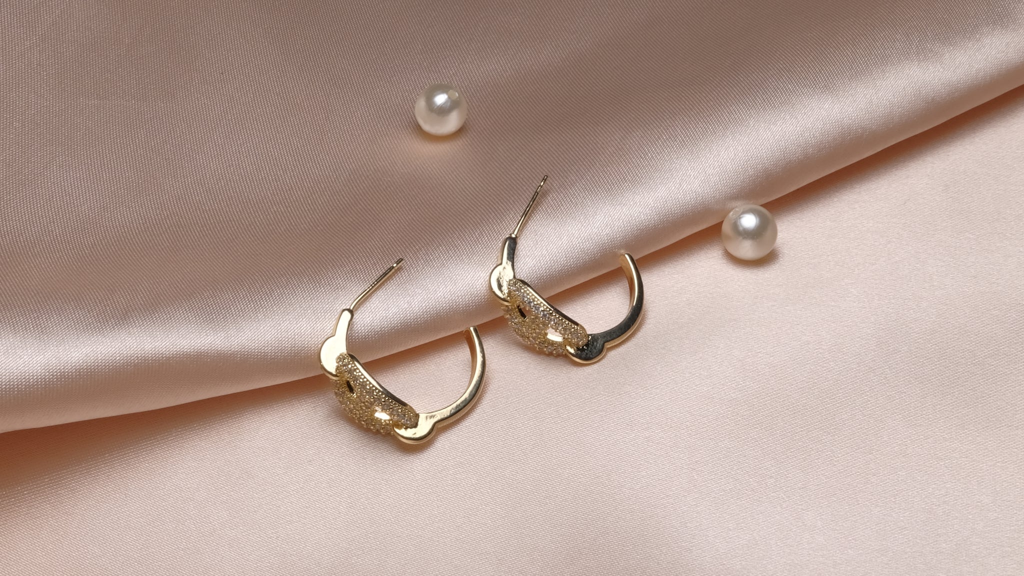Gold-plated link earrings featuring a sleek, interlocking chain design with a polished finish, offering a bold and modern statement look.