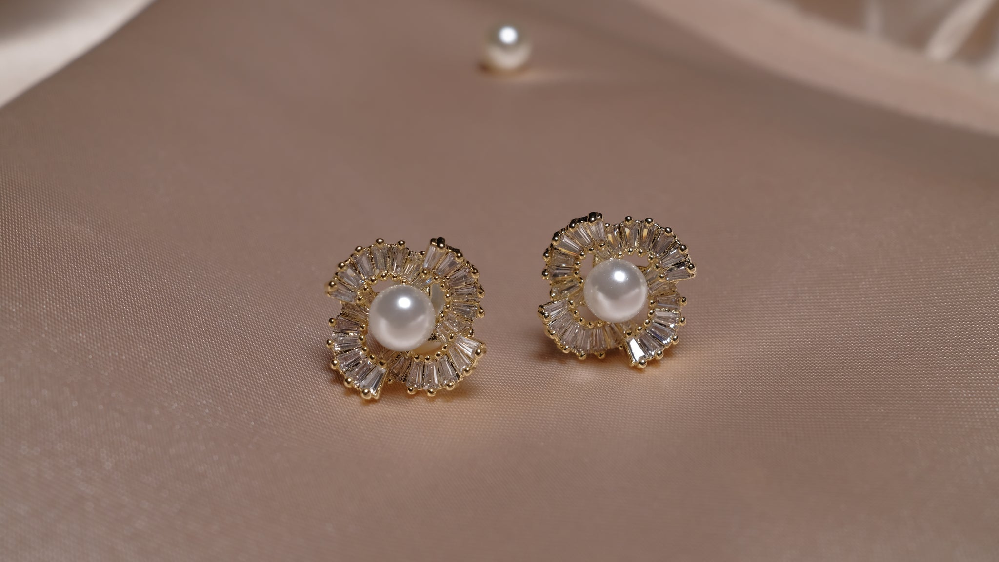 Pearl & Floral silver earrings featuring delicate floral motifs accented with lustrous pearls, offering a graceful blend of elegance and nature-inspired design.