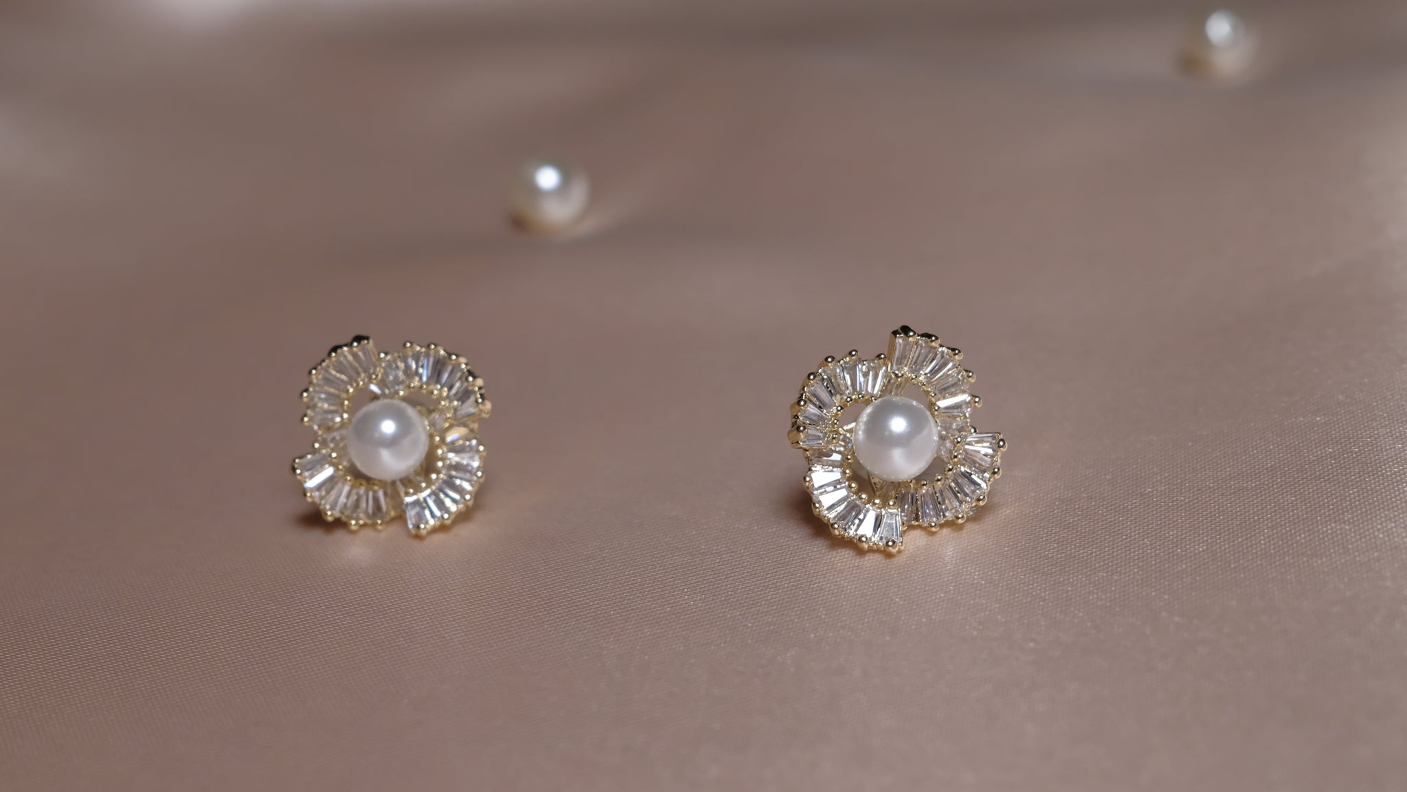 Pearl & Floral silver earrings featuring delicate floral motifs accented with lustrous pearls, offering a graceful blend of elegance and nature-inspired design.