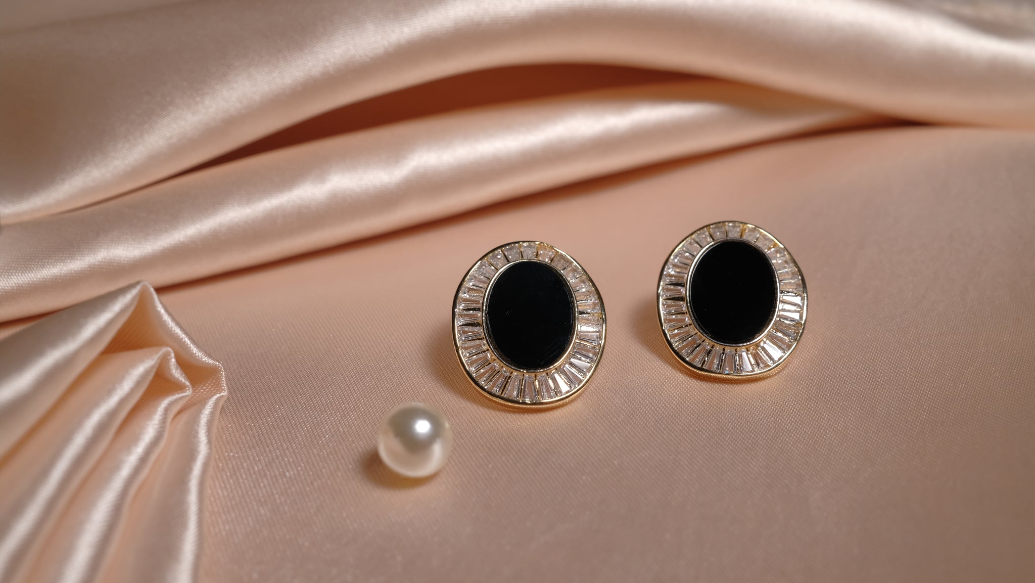Black Mother of Pearl earrings featuring a lustrous dark iridescent finish, set in a refined design that combines elegance with natural beauty.