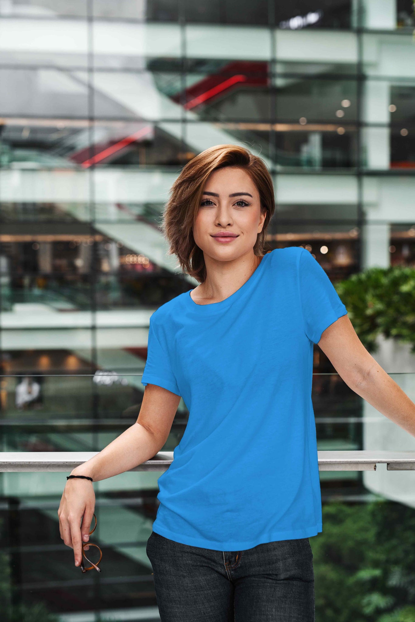 Plain unisex round neck T-shirt made from soft, breathable fabric, featuring a classic fit and minimalist design suitable for everyday casual wear by both men and women.