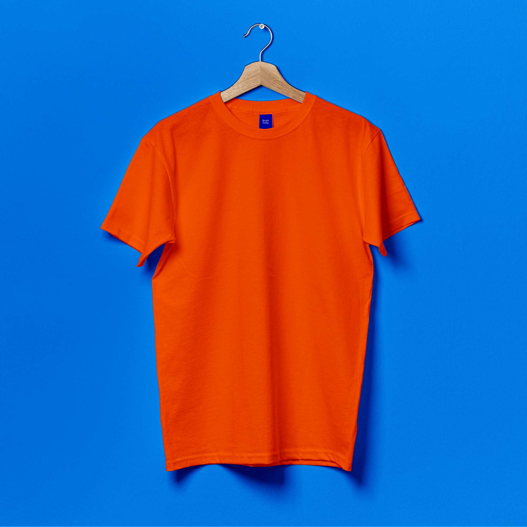 Plain unisex round neck T-shirt made from soft, breathable fabric, featuring a classic fit and minimalist design suitable for everyday casual wear by both men and women.
