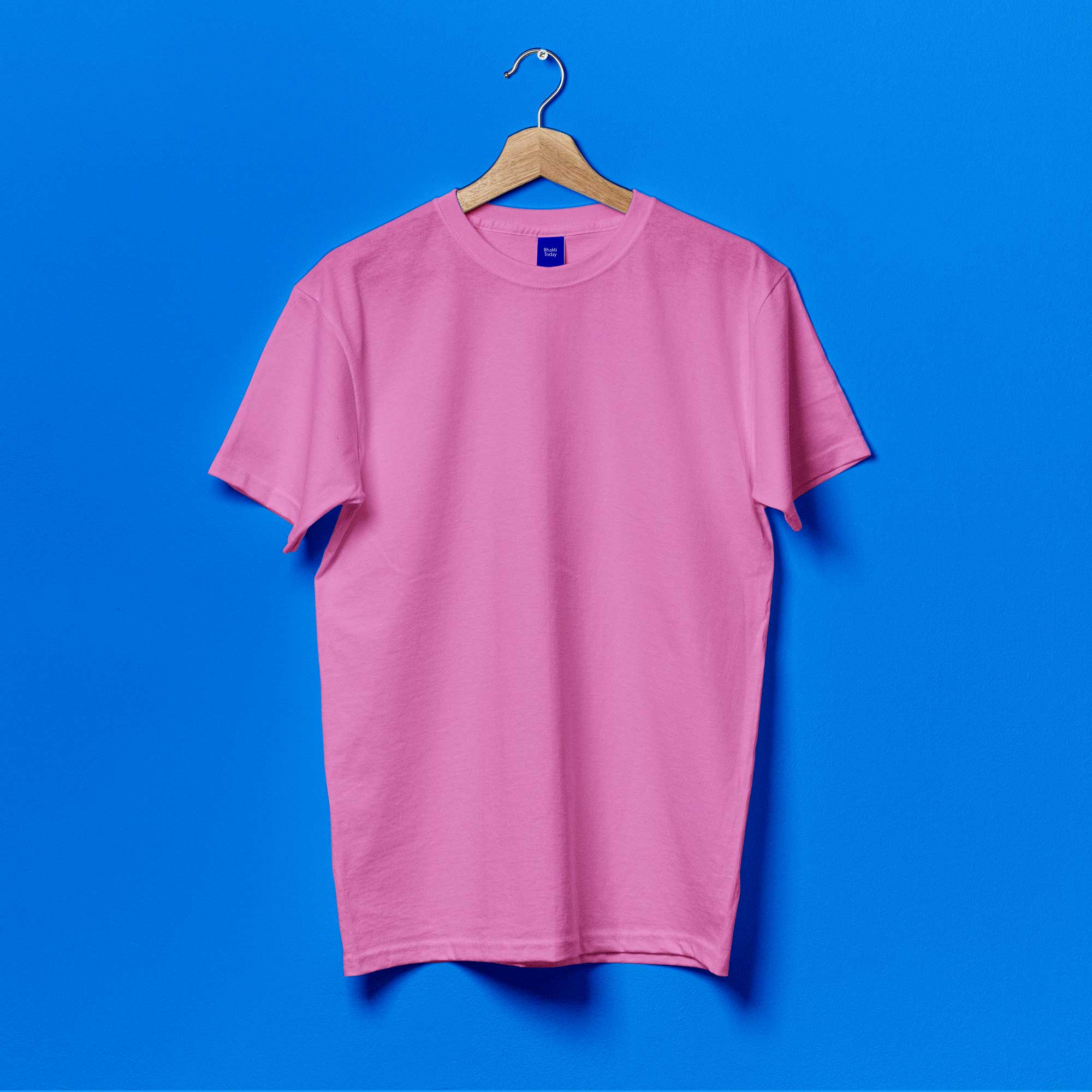 Plain unisex round neck T-shirt made from soft, breathable fabric, featuring a classic fit and minimalist design suitable for everyday casual wear by both men and women.