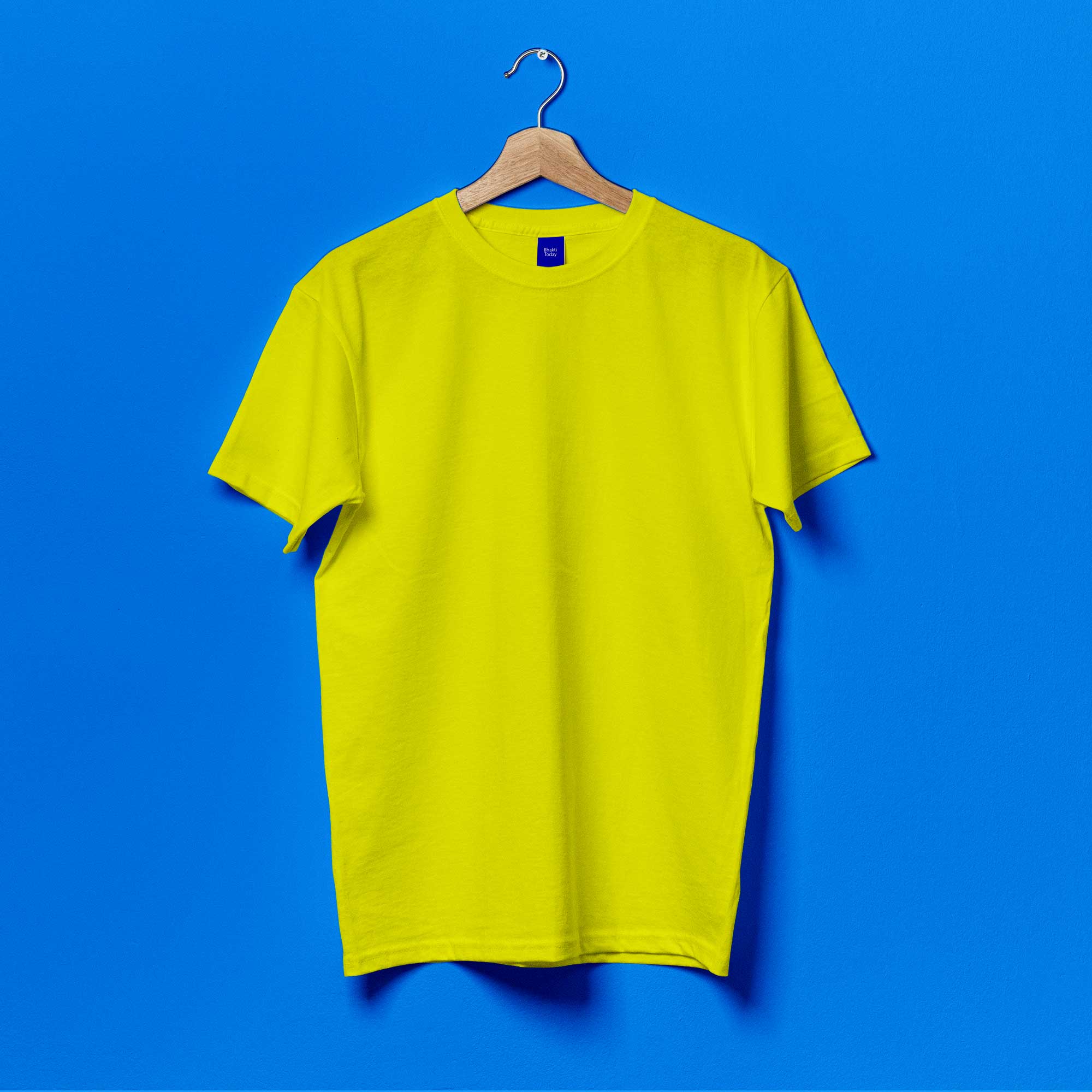 Plain unisex round neck T-shirt made from soft, breathable fabric, featuring a classic fit and minimalist design suitable for everyday casual wear by both men and women.