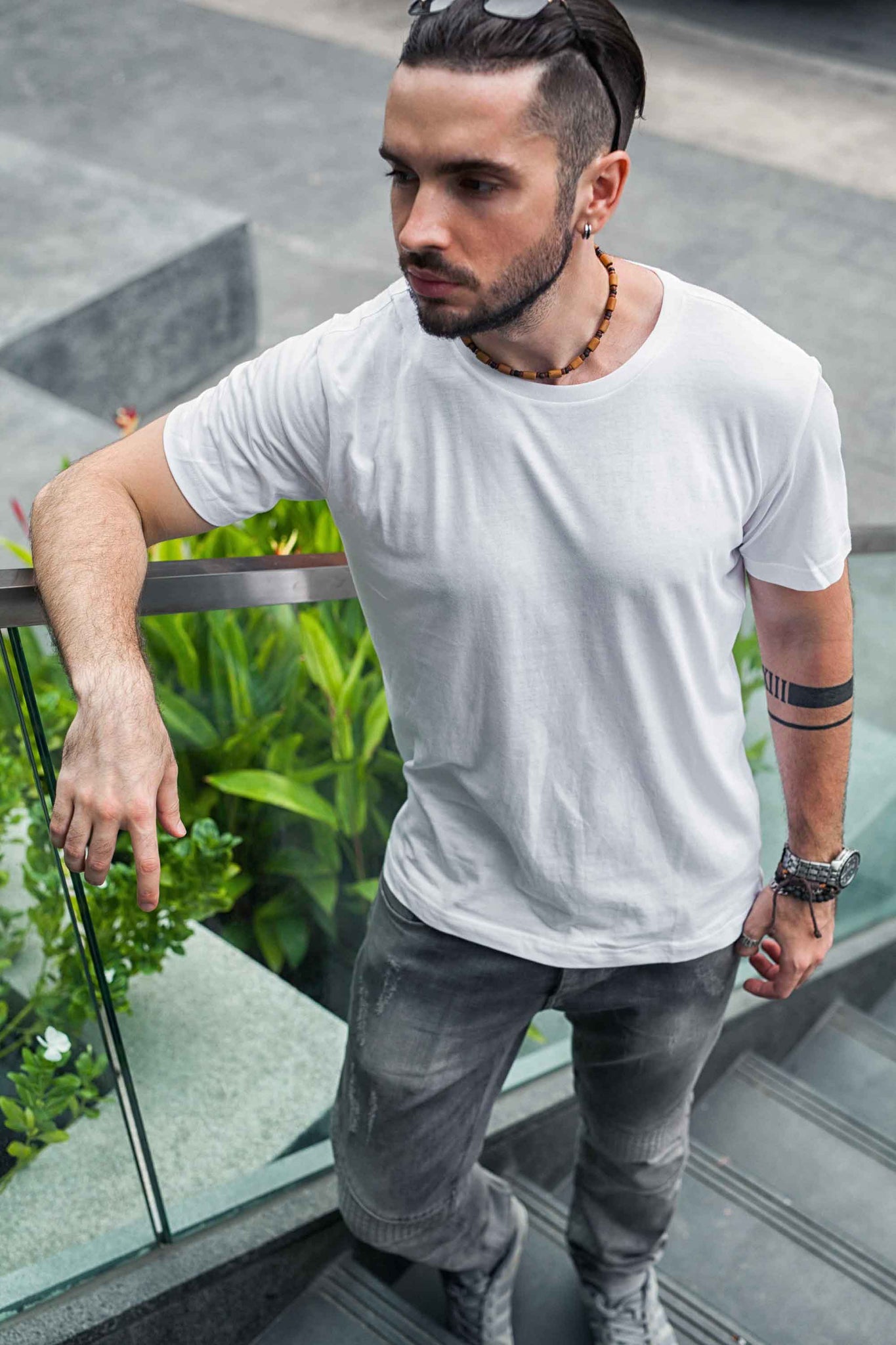 Plain unisex round neck T-shirt made from soft, breathable fabric, featuring a classic fit and minimalist design suitable for everyday casual wear by both men and women.